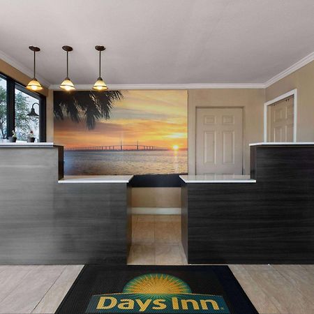 Days Inn By Wyndham St. Petersburg Central Eksteriør bilde