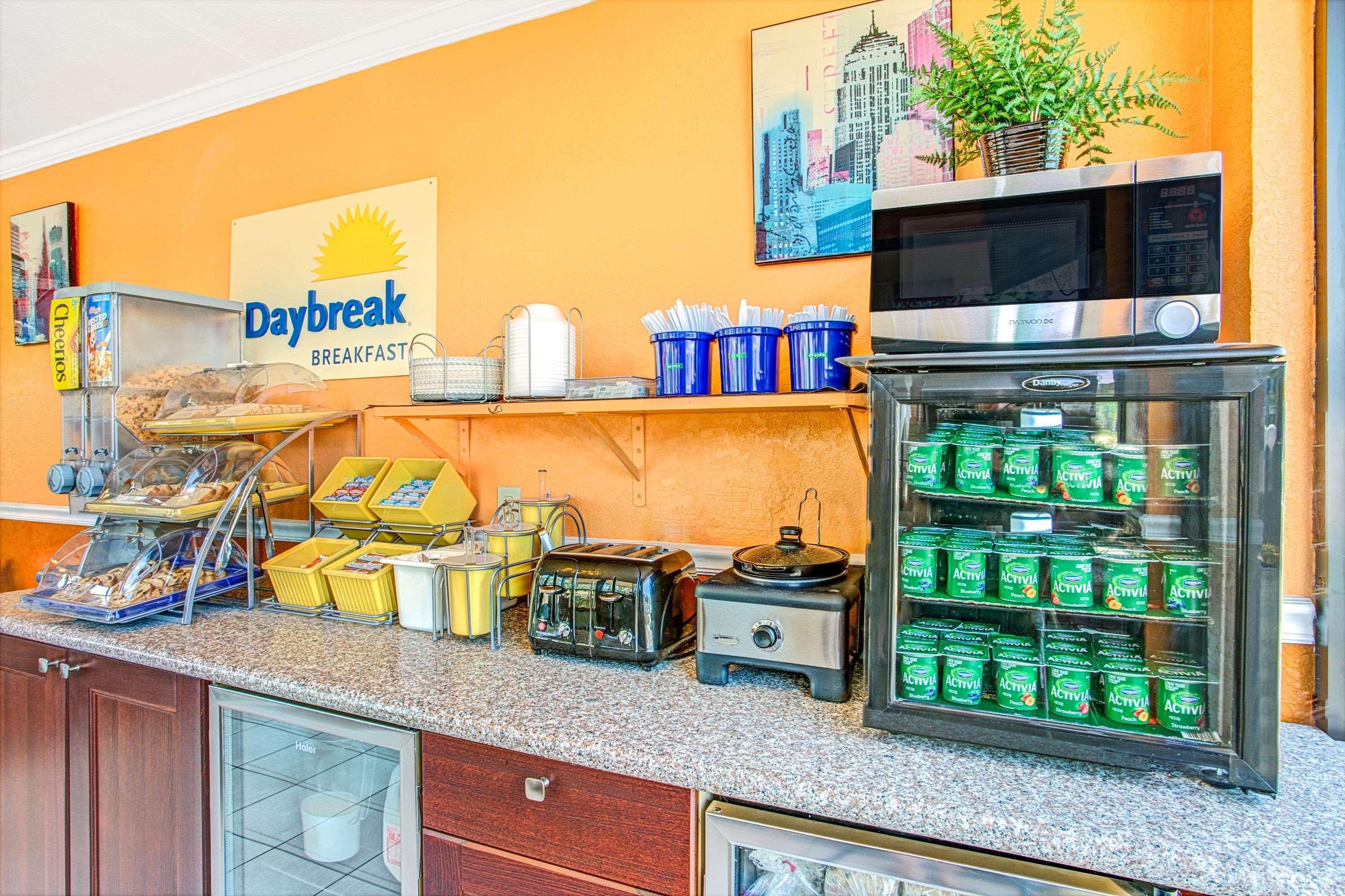 Days Inn By Wyndham St. Petersburg Central Eksteriør bilde