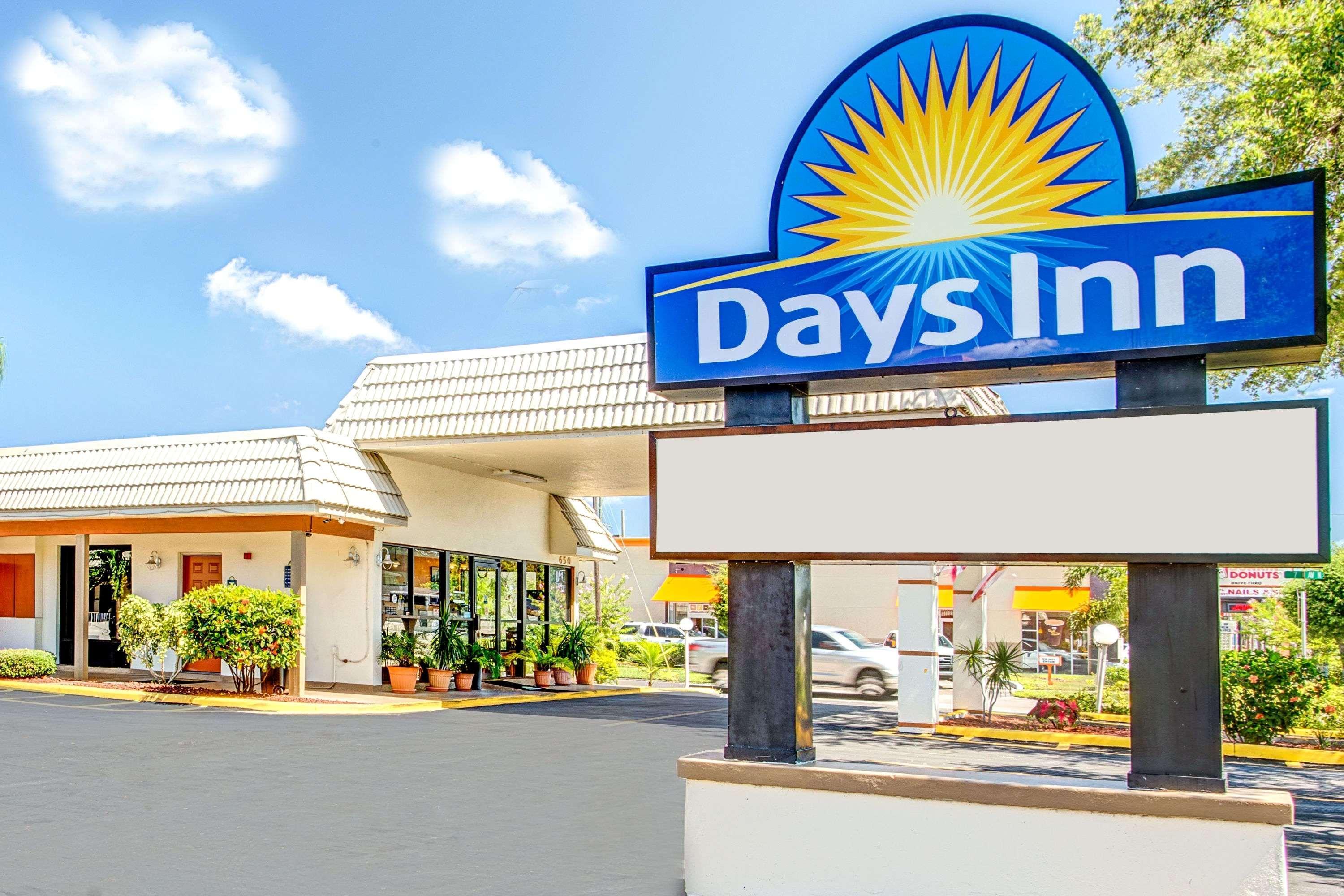 Days Inn By Wyndham St. Petersburg Central Eksteriør bilde