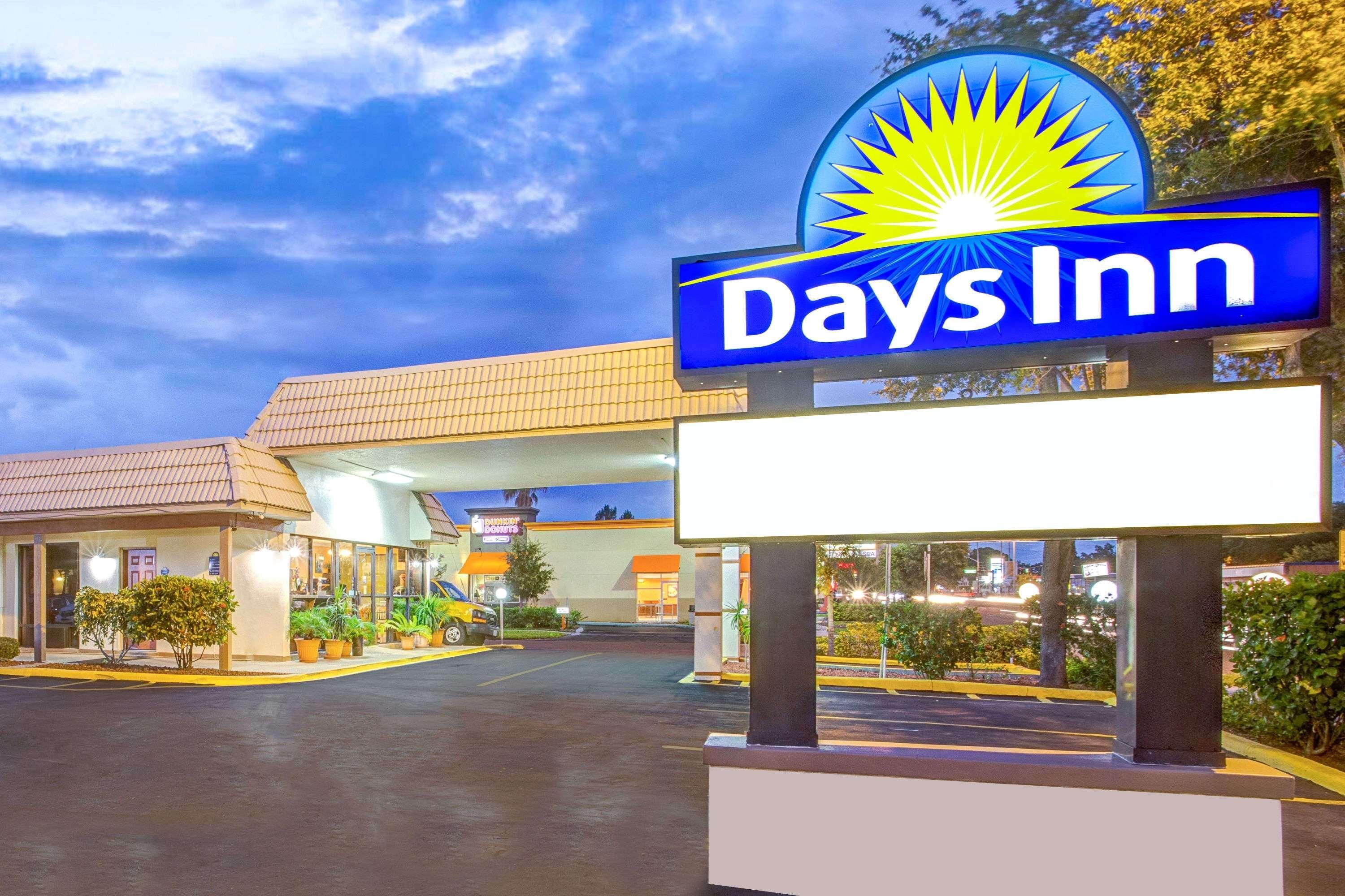Days Inn By Wyndham St. Petersburg Central Eksteriør bilde
