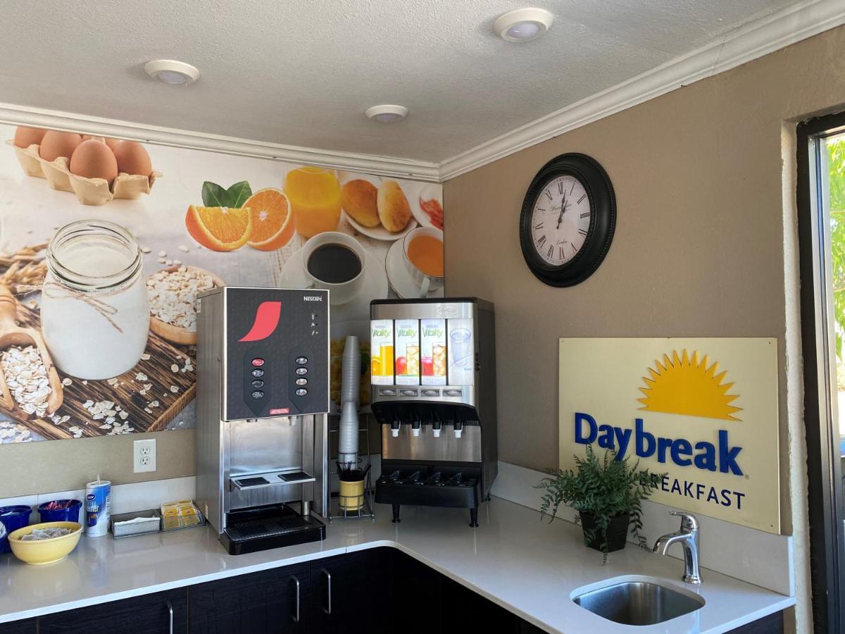Days Inn By Wyndham St. Petersburg Central Eksteriør bilde