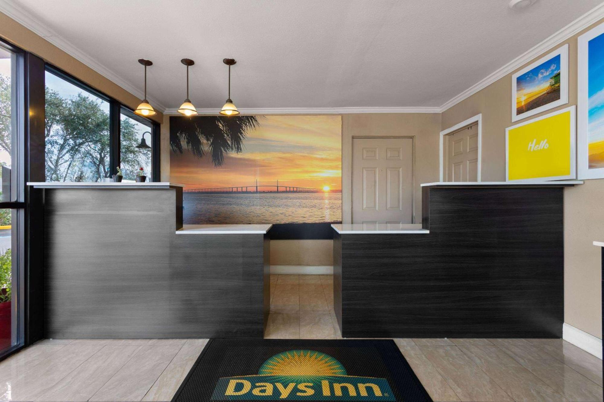 Days Inn By Wyndham St. Petersburg Central Eksteriør bilde