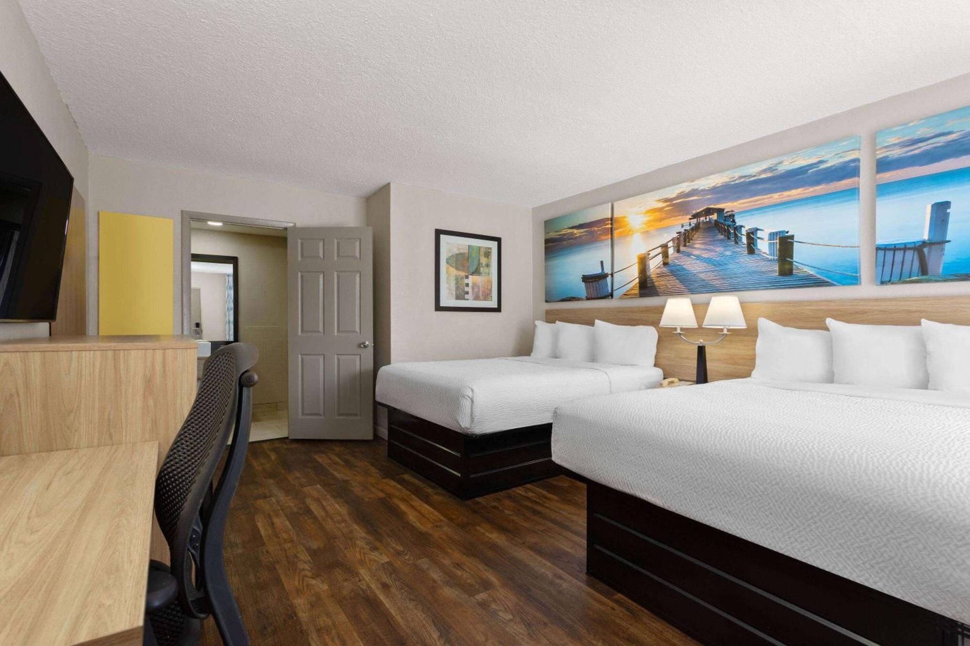 Days Inn By Wyndham St. Petersburg Central Eksteriør bilde