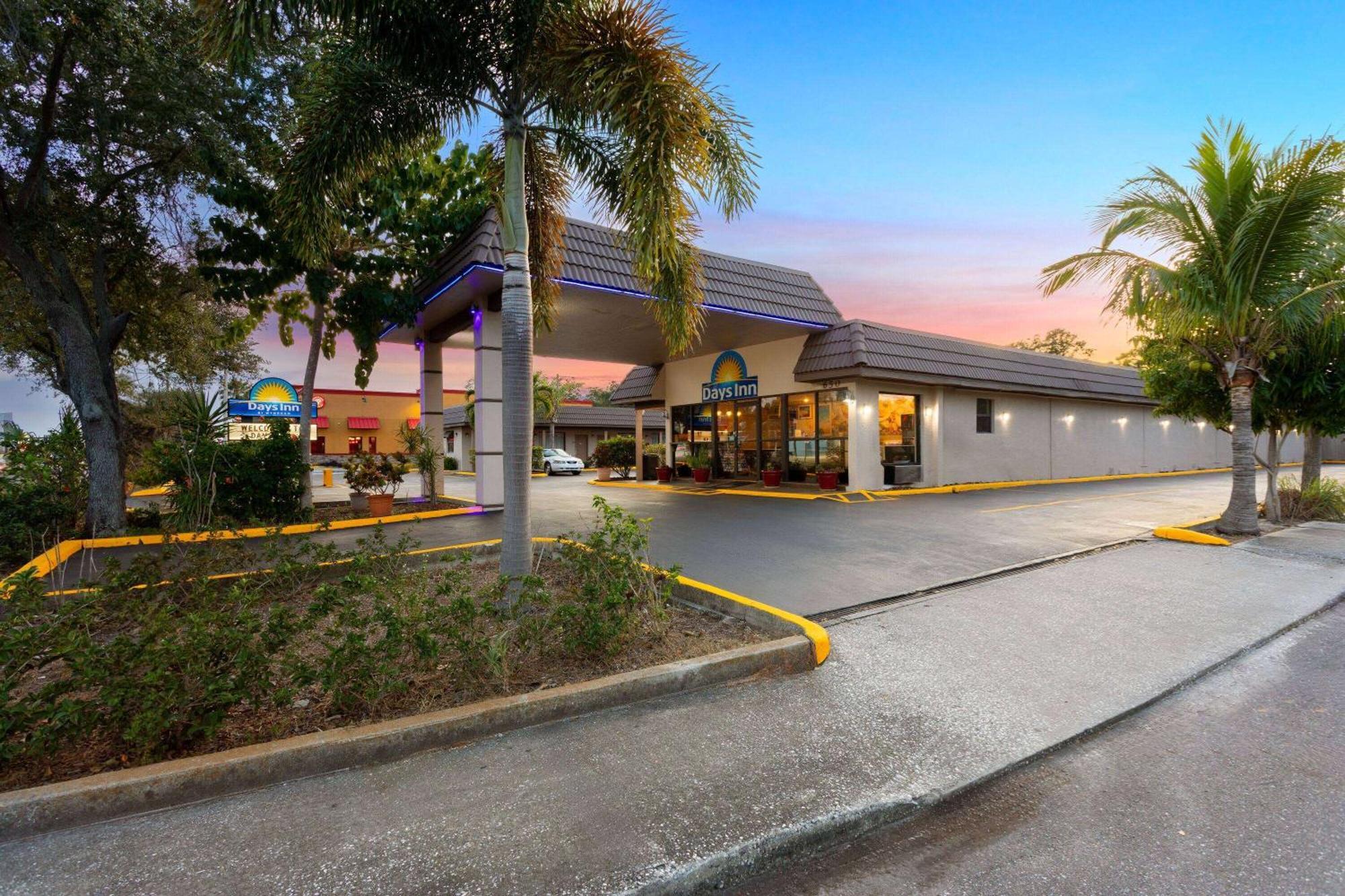 Days Inn By Wyndham St. Petersburg Central Eksteriør bilde