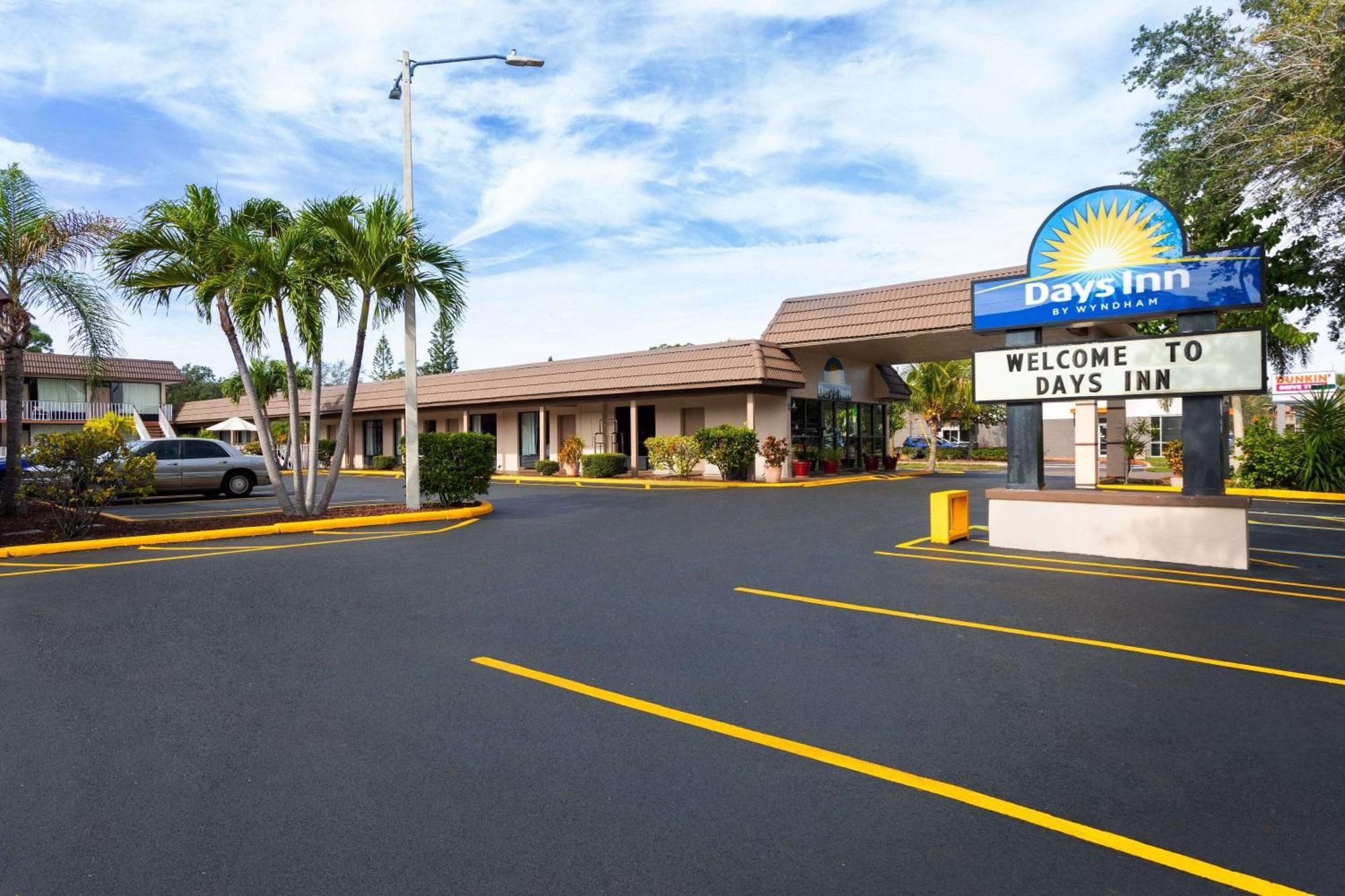 Days Inn By Wyndham St. Petersburg Central Eksteriør bilde